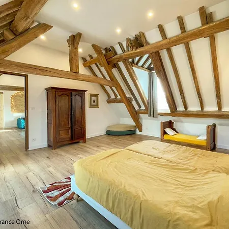 Hébergement de vacances Corps De Ferme Spacieux Avec Piscine Intérieure Et Jardin En Normandie - Fr-1-497-164 Rémalard