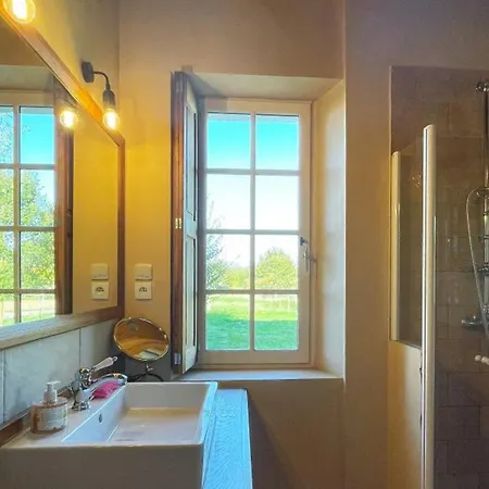 Hébergement de vacances Corps De Ferme Spacieux Avec Piscine Intérieure Et Jardin En Normandie - Fr-1-497-164 *